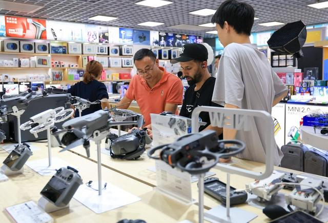 5月2日，顾客在深圳华强电子世界一家店铺内选购无人机产品。新华社记者 毛思倩 摄