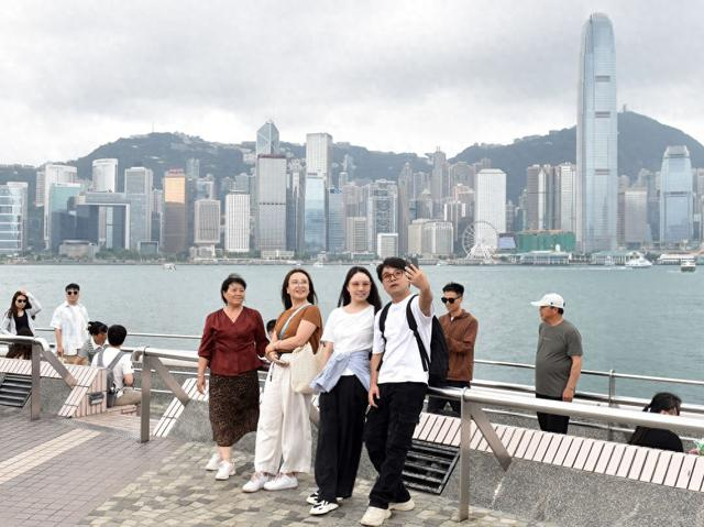 5月2日，游客在香港尖沙咀自拍合影。新华社记者 陈铎 摄