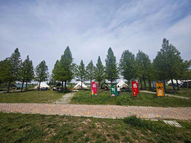 城市近郊的一处露营基地。人民网记者 王天乐摄