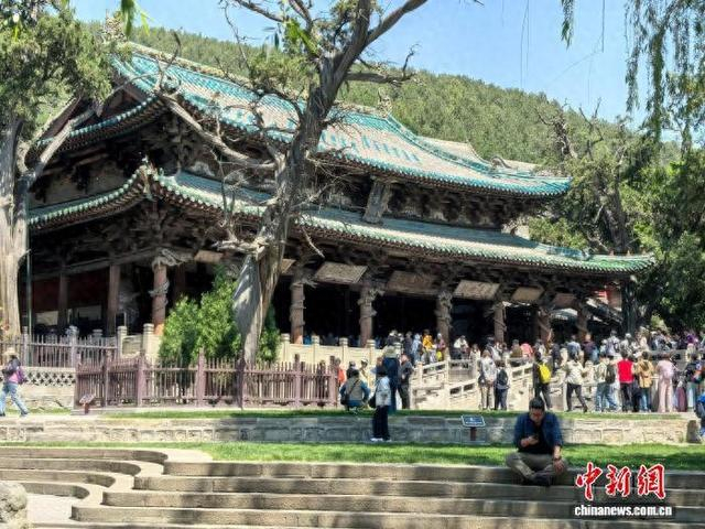“五一”期间，游客在山西太原晋祠博物馆圣母殿游览。胡健 摄