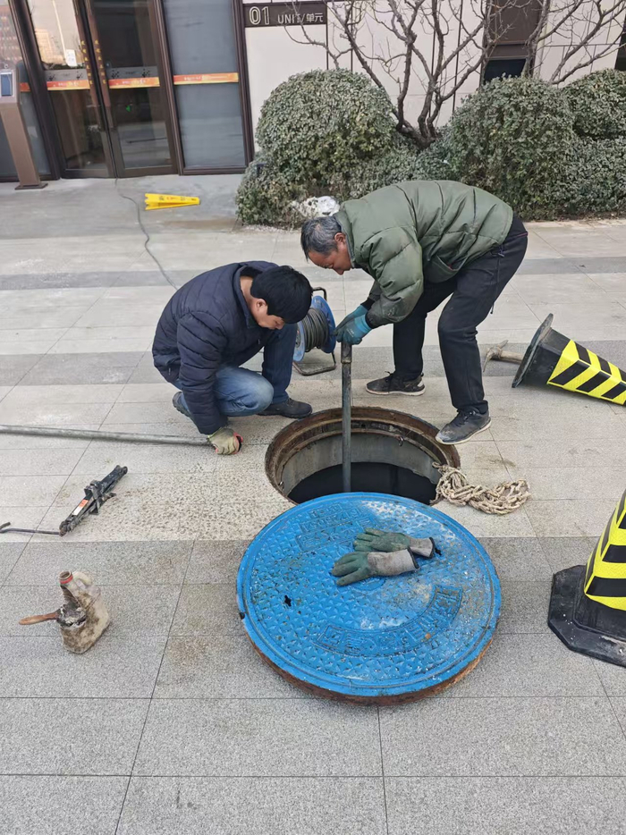 工作人员检查小区内的市政管道。昌平区北七家镇政府供图