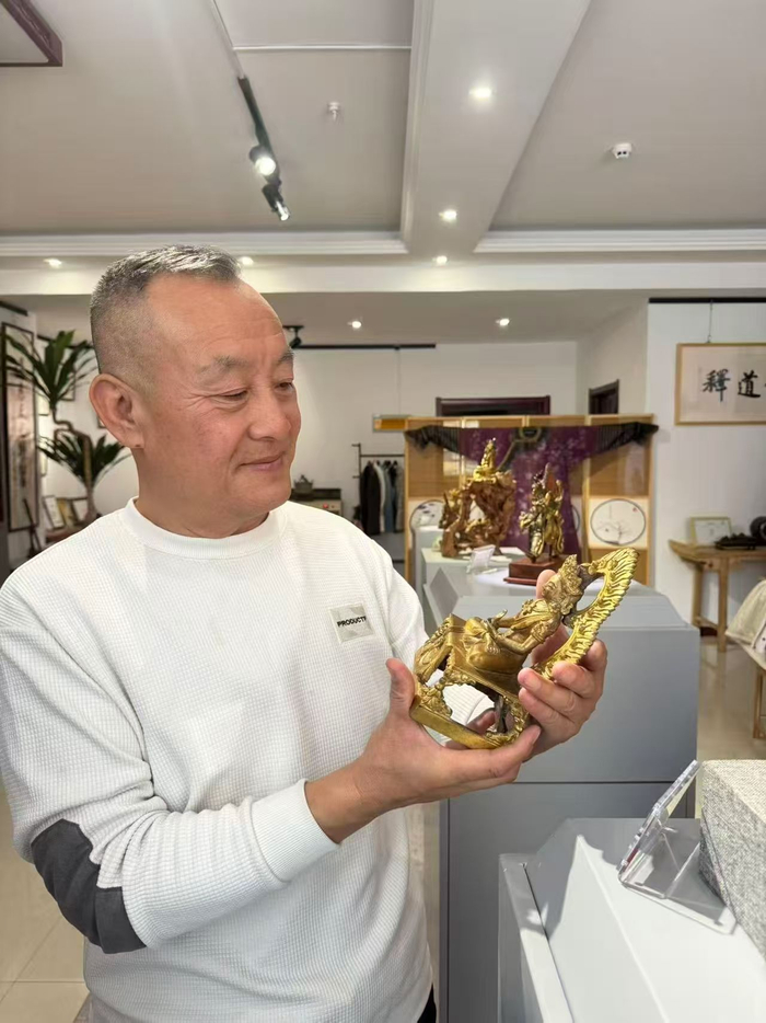 朱克城参加山西大同佛像艺术展。受访者供图