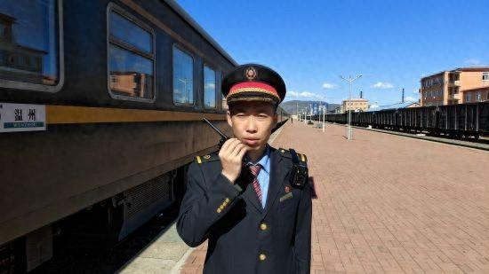 图为王志强与运转部门联控旅客乘降完毕 徐艳春摄
