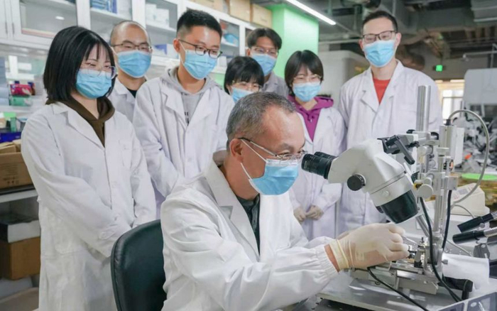 罗敏敏带领青年科研人员进行攻关。北京脑所供图