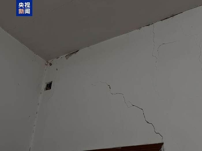 △田郊村村民胡伟生家中受损的墙体（总台中国之声记者管昕摄）