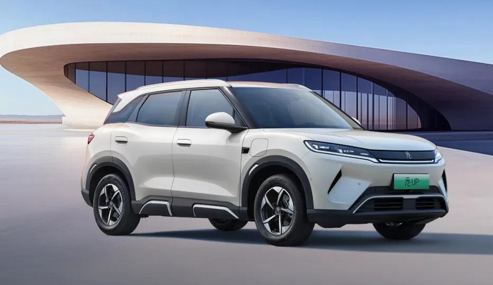 新能源汽车_国际油价持续攀升 新能源汽车成本上升 2026年新车是否会集体涨价