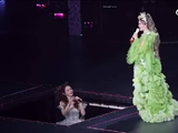 谢娜为李小冉送生日祝福：长大了一岁，都学会坐升降台啦！