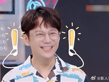 何炅看到满墙老手机，直呼鸡皮疙瘩都起来了，满满的回忆！