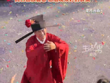 年近六旬大衣哥一周接七八场演出