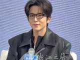 张新成解锁AI眼镜OOTD