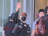 侯明昊机场皮衣造型气场开挂