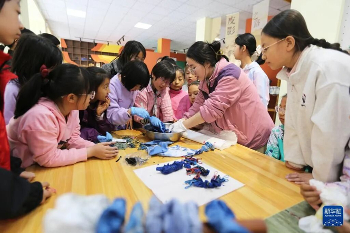 5月6日，学生在甘肃省定西市安定区文化馆体验非遗扎染。