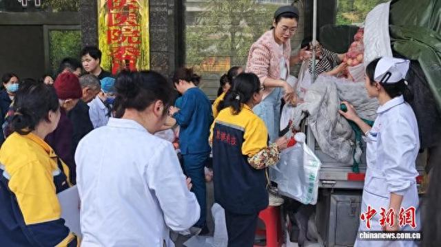咸丰县中医医院工作人员及当地市民购买苹果。 吴欢 摄