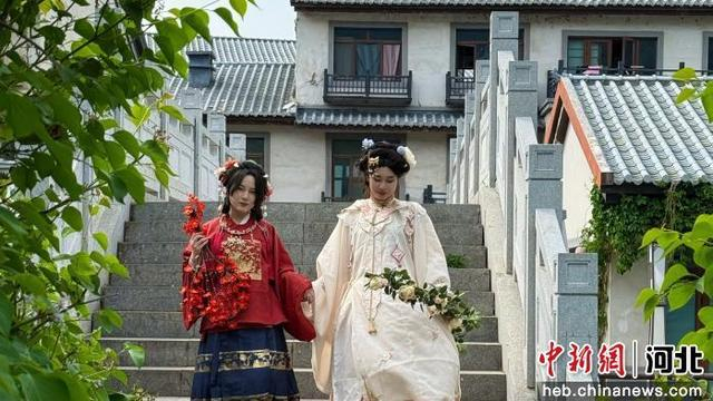 游客在兴隆县青松岭文化旅游度假区游玩。 兴隆县旅游和文化广电局供图