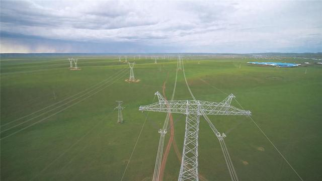 锡盟至泰州±800千伏特高压输电线路。张浩文 摄
