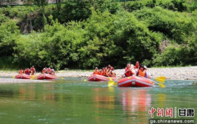 图为游客体验嘉陵江漂流。何方 摄