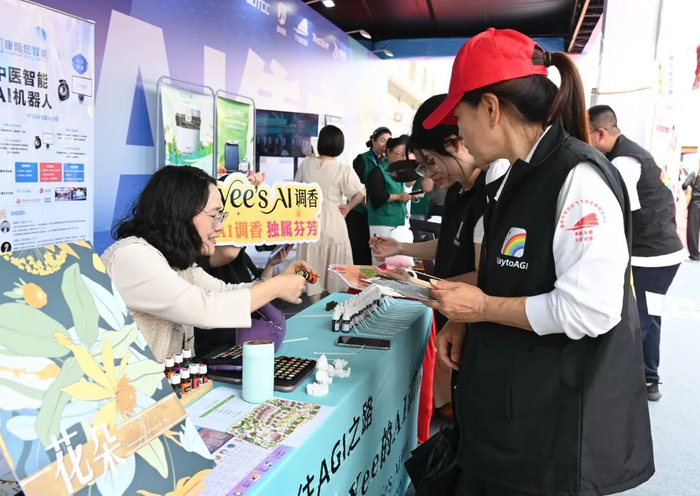 OPC创业者向参观者展示AI调香和AI精油。新华社记者 林善传 摄