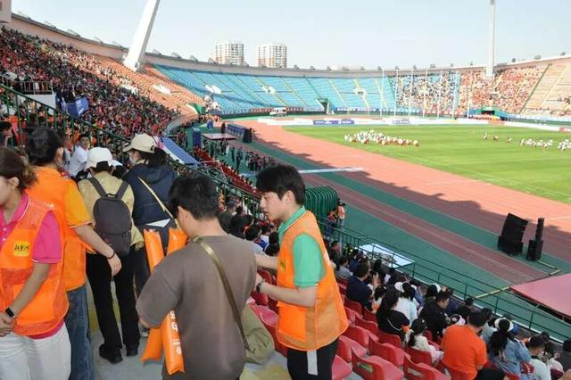 活跃在2026年齐鲁足球超级联赛赛场上的青年志愿者。共青团济南市委供图