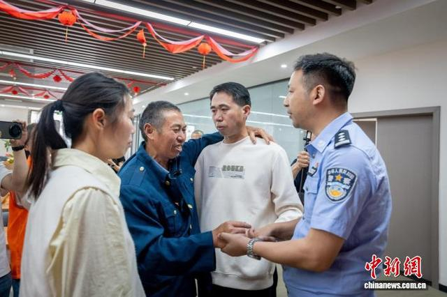 失散35年的父子终于相认团圆。唐超 摄