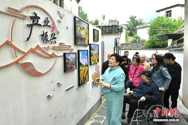 图为王琳达（左一）和家人一起在绩溪了解产业振兴情况。中新社记者 韩苏原 摄 