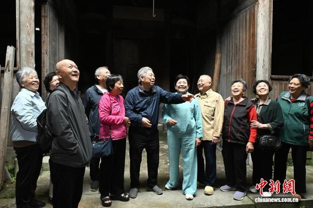 图为王琳达（右五）与家人一起在绩溪寻根。 中新社记者 韩苏原 摄 