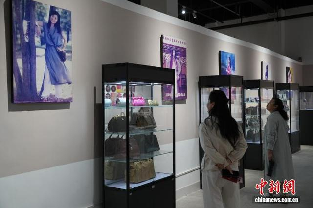图为歌迷观看邓丽君生前旧物。中新社记者 阚力 摄