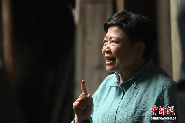 图为王琳达追忆父辈革命征程。中新社记者 韩苏原 摄 
