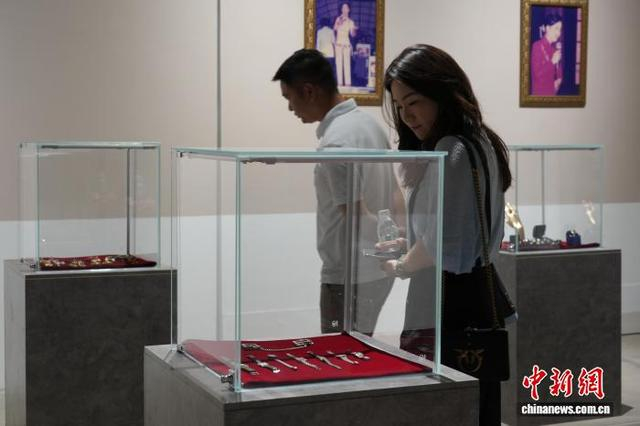图为歌迷在馆内参观邓丽君的旧物。中新社记者 阚力 摄