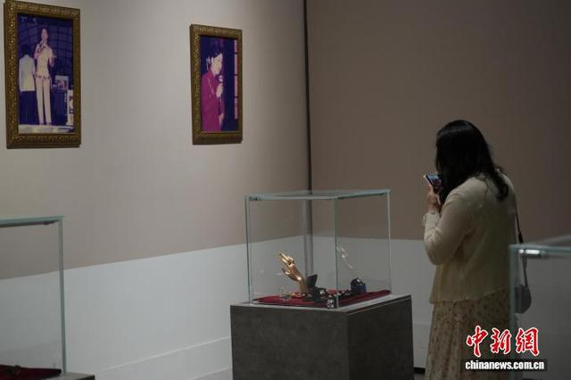 图为歌迷观看邓丽君生前旧物。中新社记者 阚力 摄