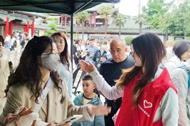 一名青年志愿者正耐心解答游客问题。共青团济南市委供图