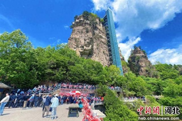 游客在兴隆山景区游玩。 兴隆县旅游和文化广电局供图