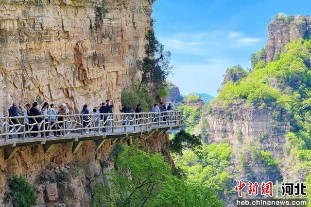 游客在兴隆山景区游玩。 兴隆县旅游和文化广电局供图