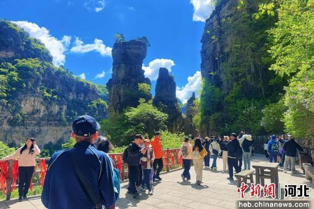 游客在兴隆山景区游玩。 兴隆县旅游和文化广电局供图