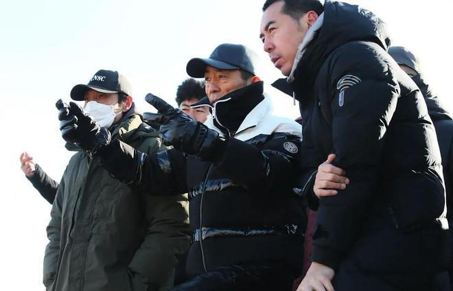 目前，张艺谋执导的《满江红》宣布开机，并发布了概念海报以及首张剧照，这部一直被观众赋予高期待的作品，无疑是尘埃落定。