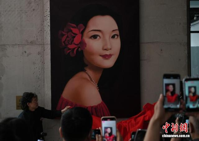 图为邓丽君巨幅画像在馆内揭幕。中新社记者 阚力 摄