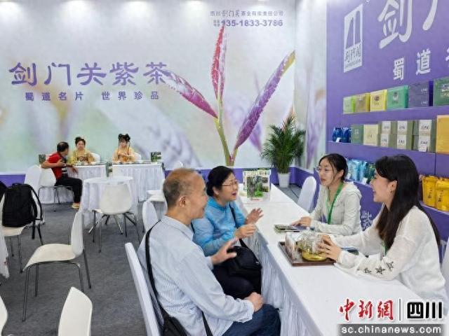 广元剑门关紫茶亮相茶博会，推出新产品深受客商青睐。智勇 摄