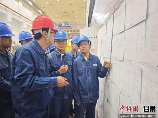 图为刘家峡水电厂检修人员在1号机组检修现场讨论检修方案。 花林 摄