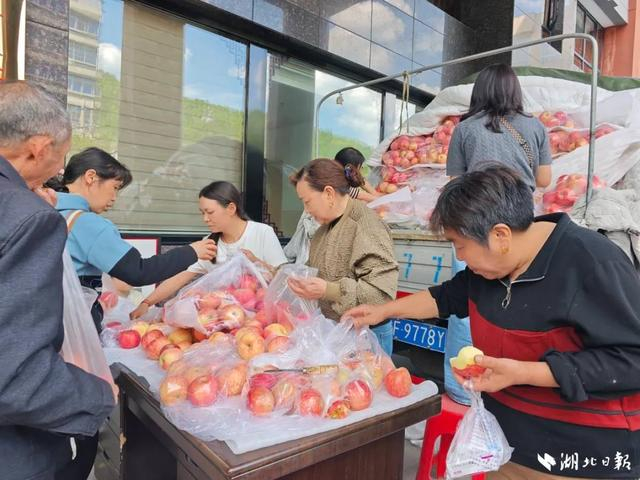 热心市民和医护购买苹果。图源：湖北日报