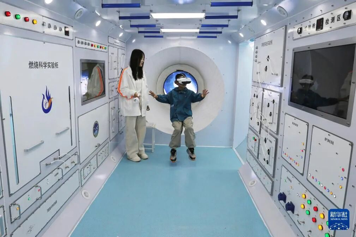 5月7日，学生在甘肃省定西市安定区人工智能教育基地体验VR遨游太空。