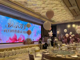 谢娜演唱会庆功宴甜如婚宴，张杰开酒眼神宠溺引热议