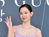 申贤彬摔倒后，她本人和现场工作人员是如何反应的？