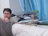 放一只正在偷吃东西的小馋猫