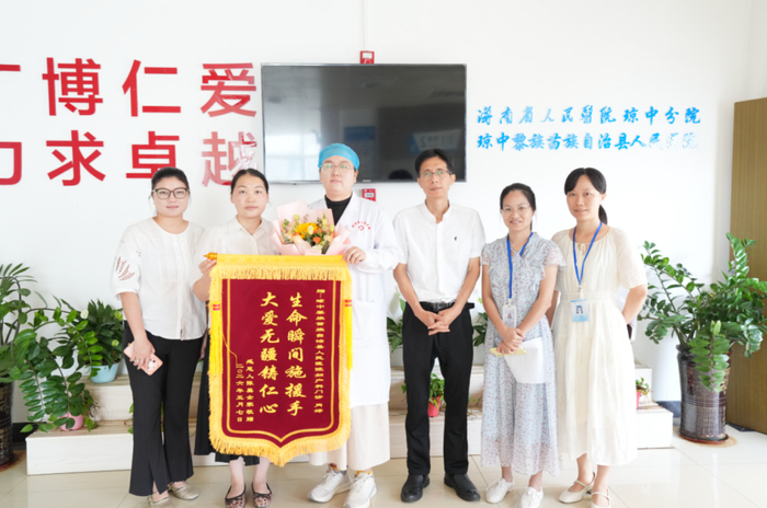 5月8日，护士肖婷（左三）获赠锦旗。