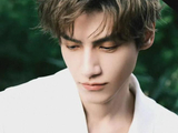 罗云熙白色深V西装，帅呆了