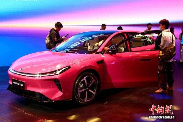 4月24日，2026北京国际汽车展览会开幕，图为观众参观新能源汽车。 中新社记者 易海菲 摄