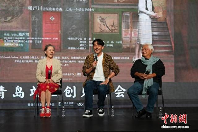 5月8日，话剧《江/云·之/间》青岛站主创分享会在青岛大剧院举行。王琨 摄