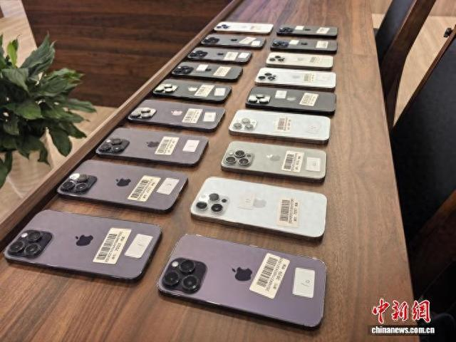 图为涉案手机。上海市公安局 供图