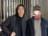 萧敬腾和大14岁经纪人老婆现身西班牙，街头喂零食没明星架子
