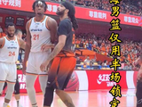 偰李永炜弹无虚发，上海仅用半场攻陷山东主场，丁彦雨航场边目睹惨败！