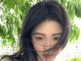 鞠婧祎晒海洋馆随拍，与鲨鱼同框浅笑，眉眼温柔尽显美貌！
